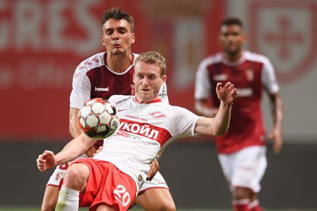 维尼修斯庆祝当选年度最佳球员 把World拼成word