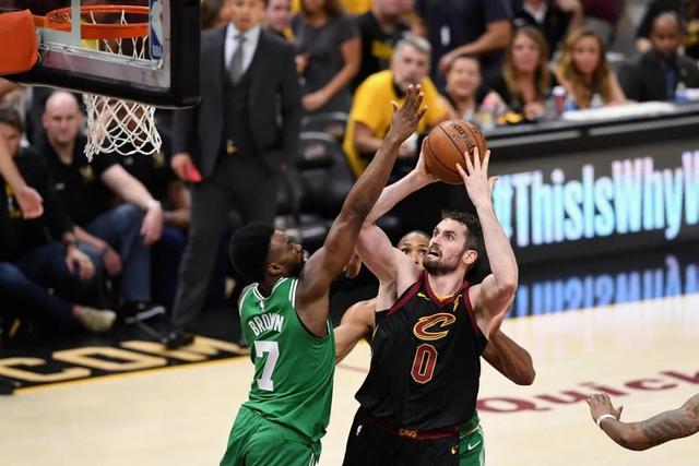 C罗庆祝击败达马克：打进2球全取3分